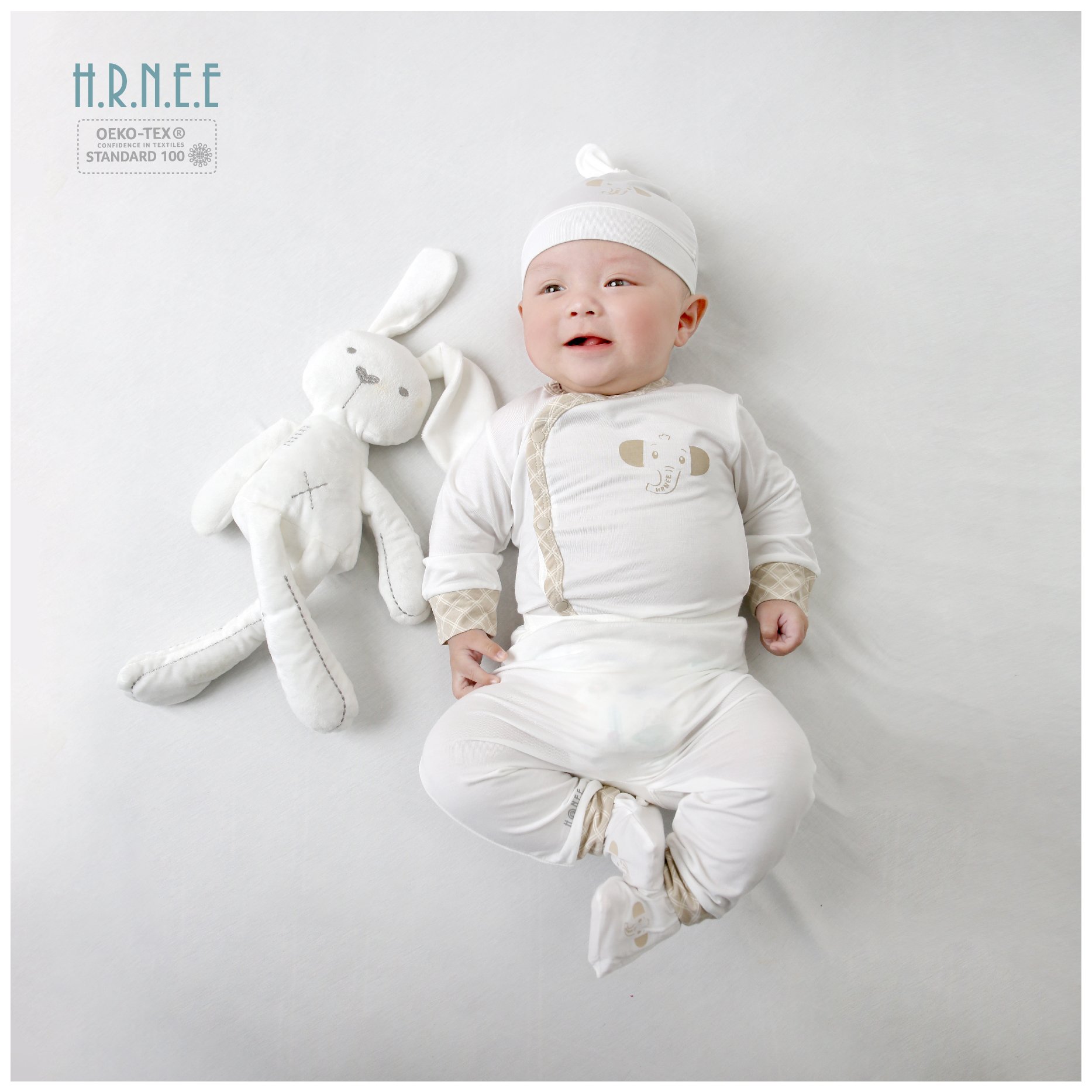 z5371342243261_25fd95585d5c7bde78910de040ad59c9 em bé nằm chơi cạnh thỏ bông