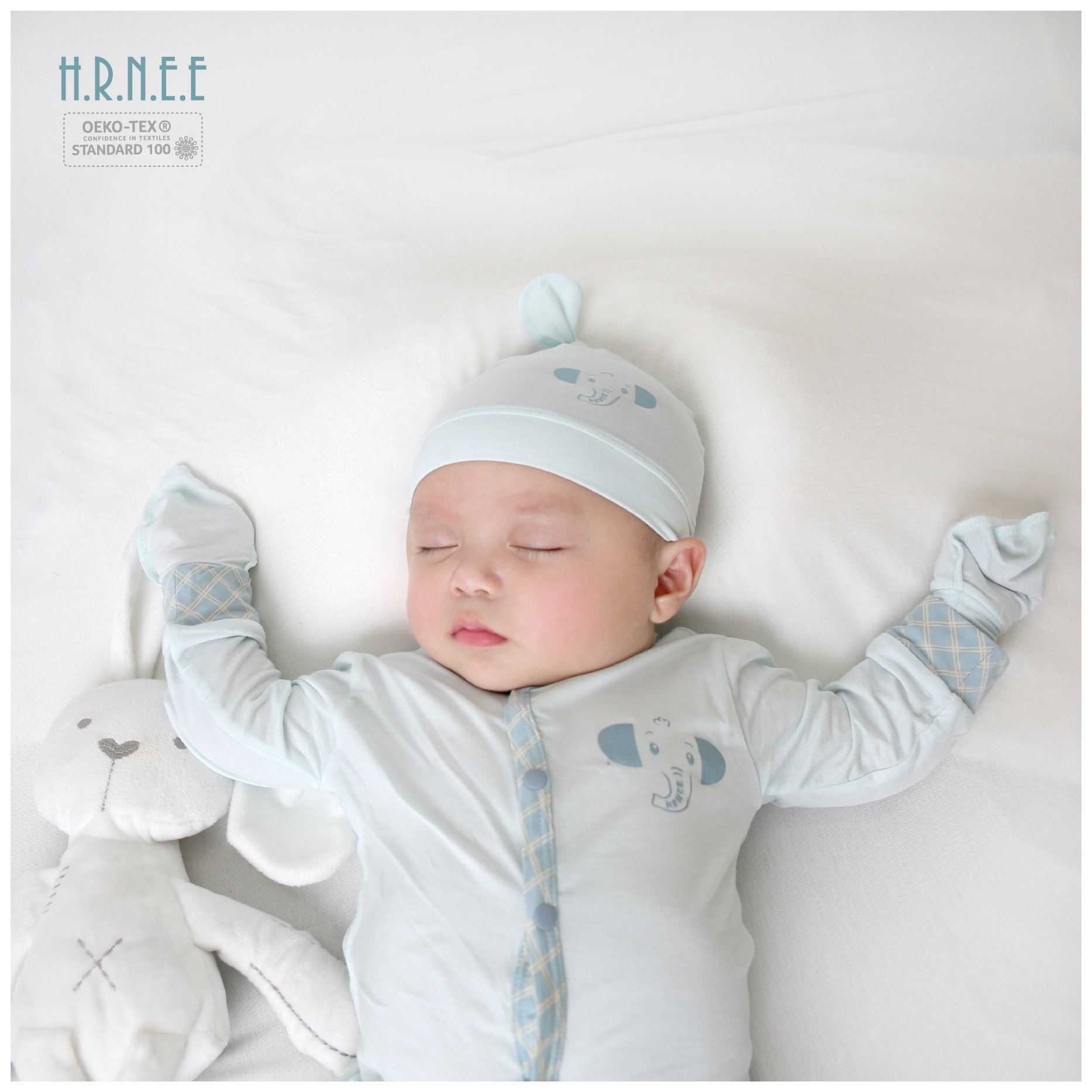 z5371342501083_37a20ce8659118309ba1378ebe7f2219 em bé đang ngủ cạnh thỏ bông