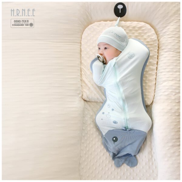 em bé sơ sinh mặc nhộng chũn ngậm ti giả