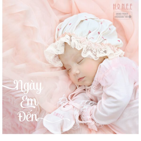 em bé nằm ngủ như công chúa nhỏ màu hồng