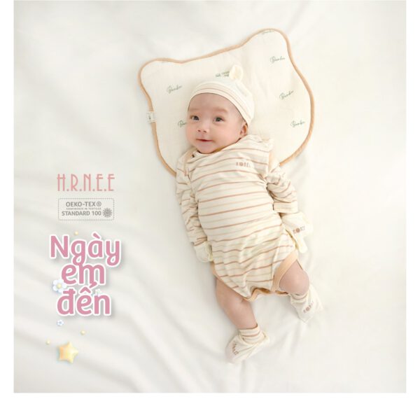 em bé mặc bodychip nằm chơi ngoan trên giường