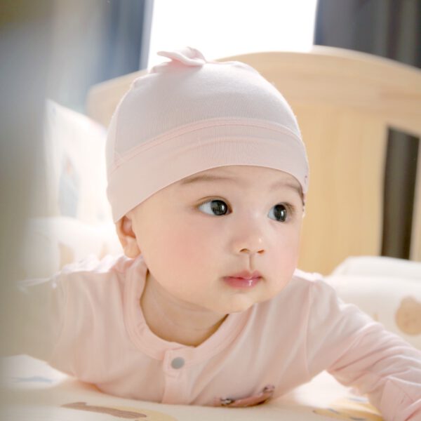 em bé đáng yêu đang lẫy