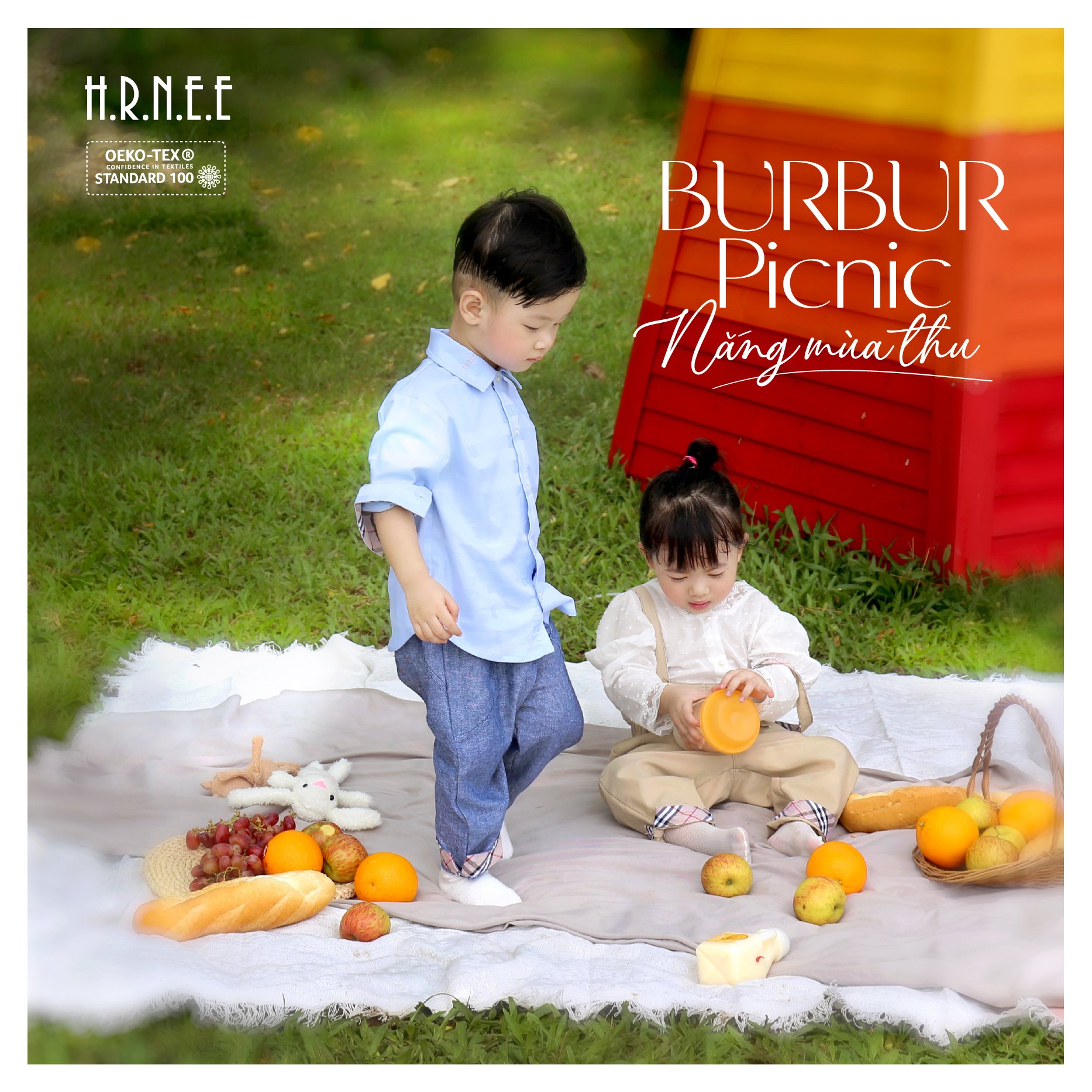 z5576188326878_f79175134853b7efc0d75a95a0650133 hai bạn nhỏ vui đùa trong buổi picnic trên bãi cỏ xanh mướt