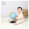 em bé cầm quả địa cầu mặc pyjama