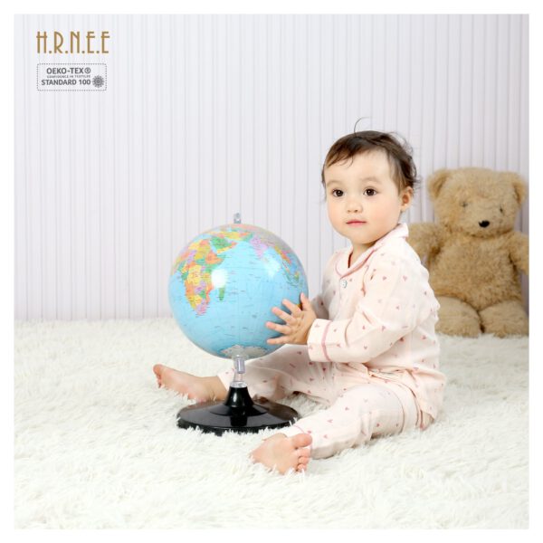em bé cầm quả địa cầu mặc pyjama