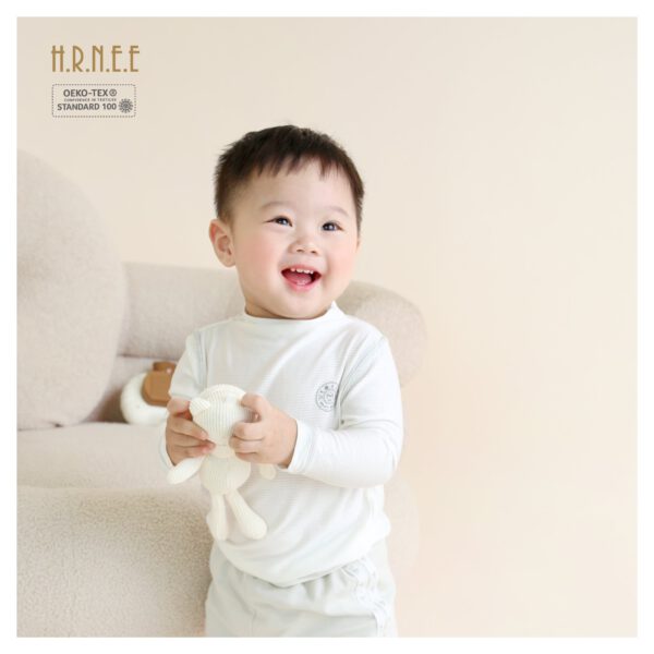 em bé cười mặc áo giữ nhiệt