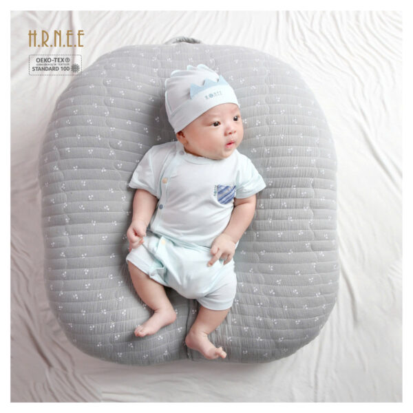 EM BÉ SƠ SINH ĐỘI MŨ MẶC BODY CỘC TAY