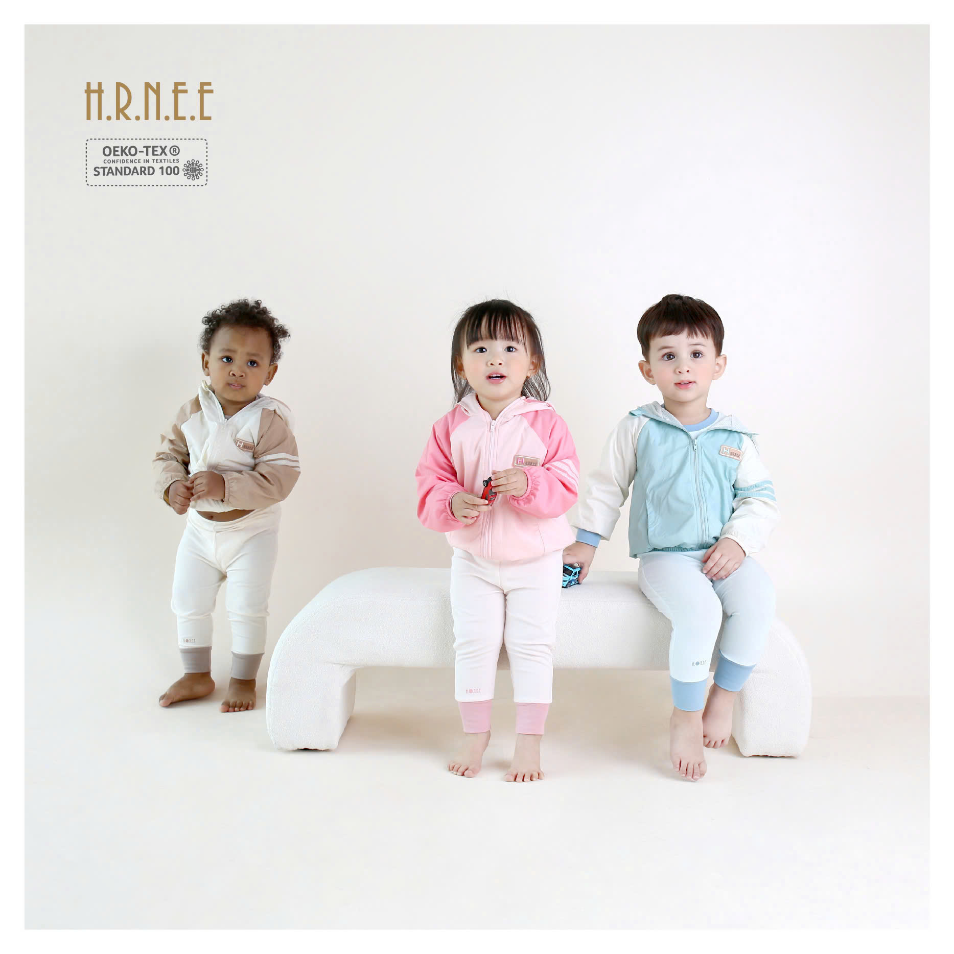 z5705094522444_da7127f8d6306550199be009b221b033 3 em bé mặc áo khoác gió thể thao