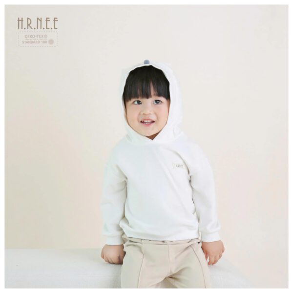 em bé mặc áo hoodie trắng đội mũ