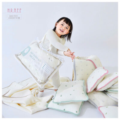 em bé đeo túi chăn gối